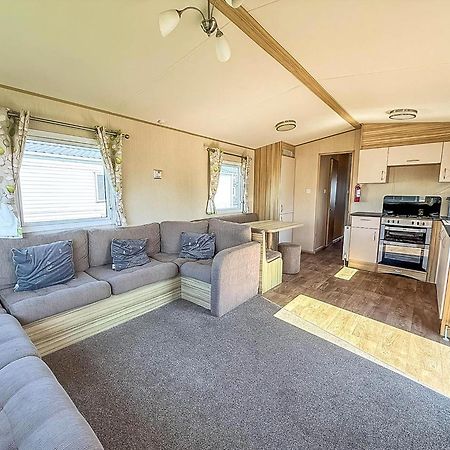 6 Berth Caravan For Hire With Wifi At Seawick Holiday Park In Essex Ref 27025Hv Клактон-он-Сі Екстер'єр фото