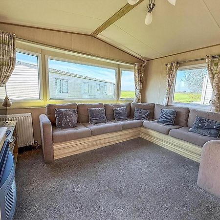 6 Berth Caravan For Hire With Wifi At Seawick Holiday Park In Essex Ref 27025Hv Клактон-он-Сі Екстер'єр фото
