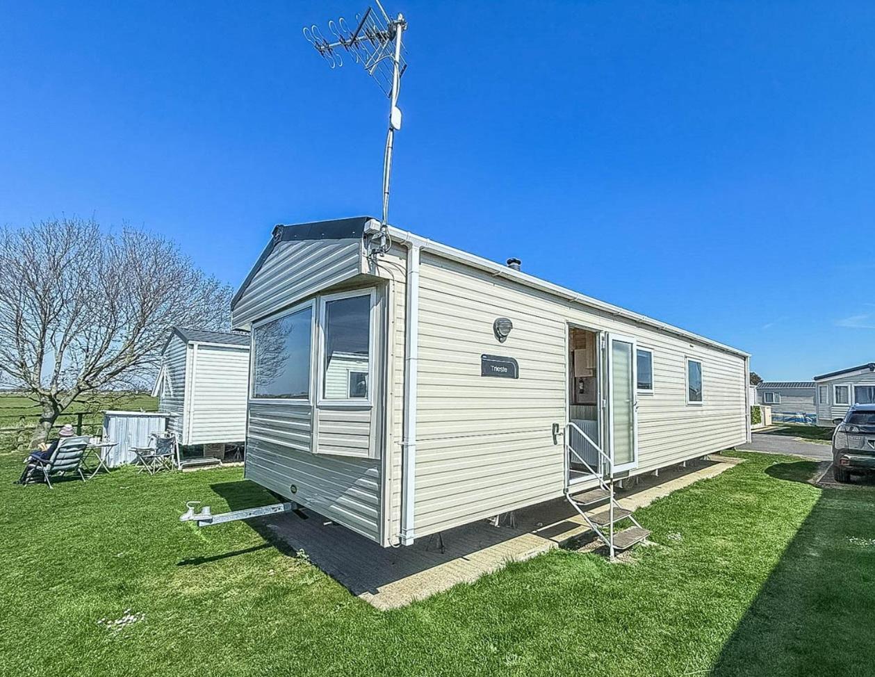 6 Berth Caravan For Hire With Wifi At Seawick Holiday Park In Essex Ref 27025Hv Клактон-он-Сі Екстер'єр фото