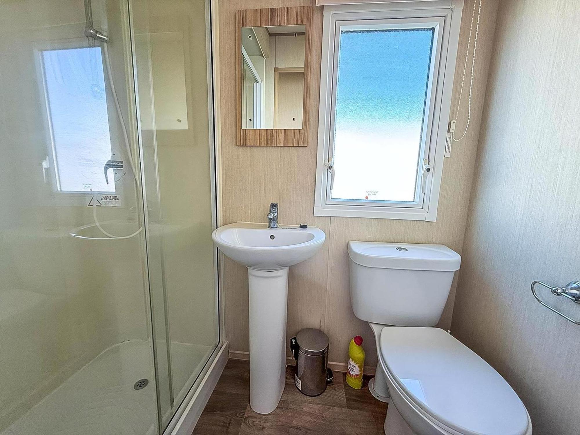 6 Berth Caravan For Hire With Wifi At Seawick Holiday Park In Essex Ref 27025Hv Клактон-он-Сі Екстер'єр фото