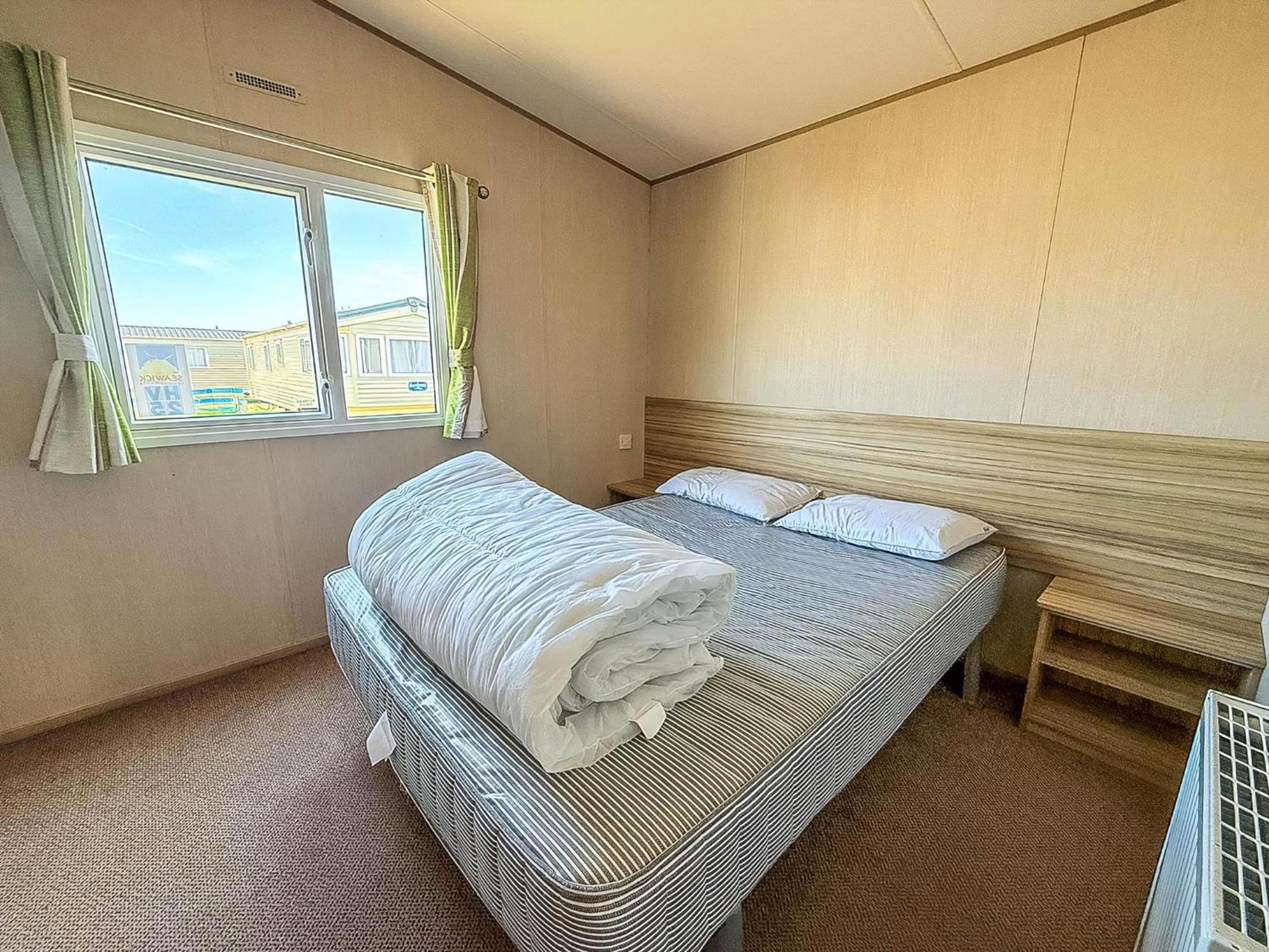 6 Berth Caravan For Hire With Wifi At Seawick Holiday Park In Essex Ref 27025Hv Клактон-он-Сі Екстер'єр фото
