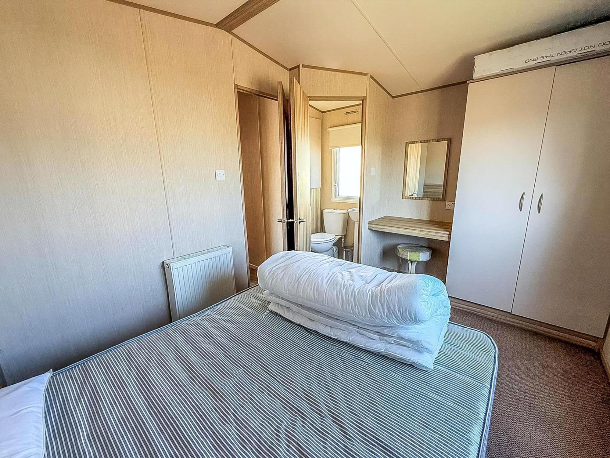 6 Berth Caravan For Hire With Wifi At Seawick Holiday Park In Essex Ref 27025Hv Клактон-он-Сі Екстер'єр фото