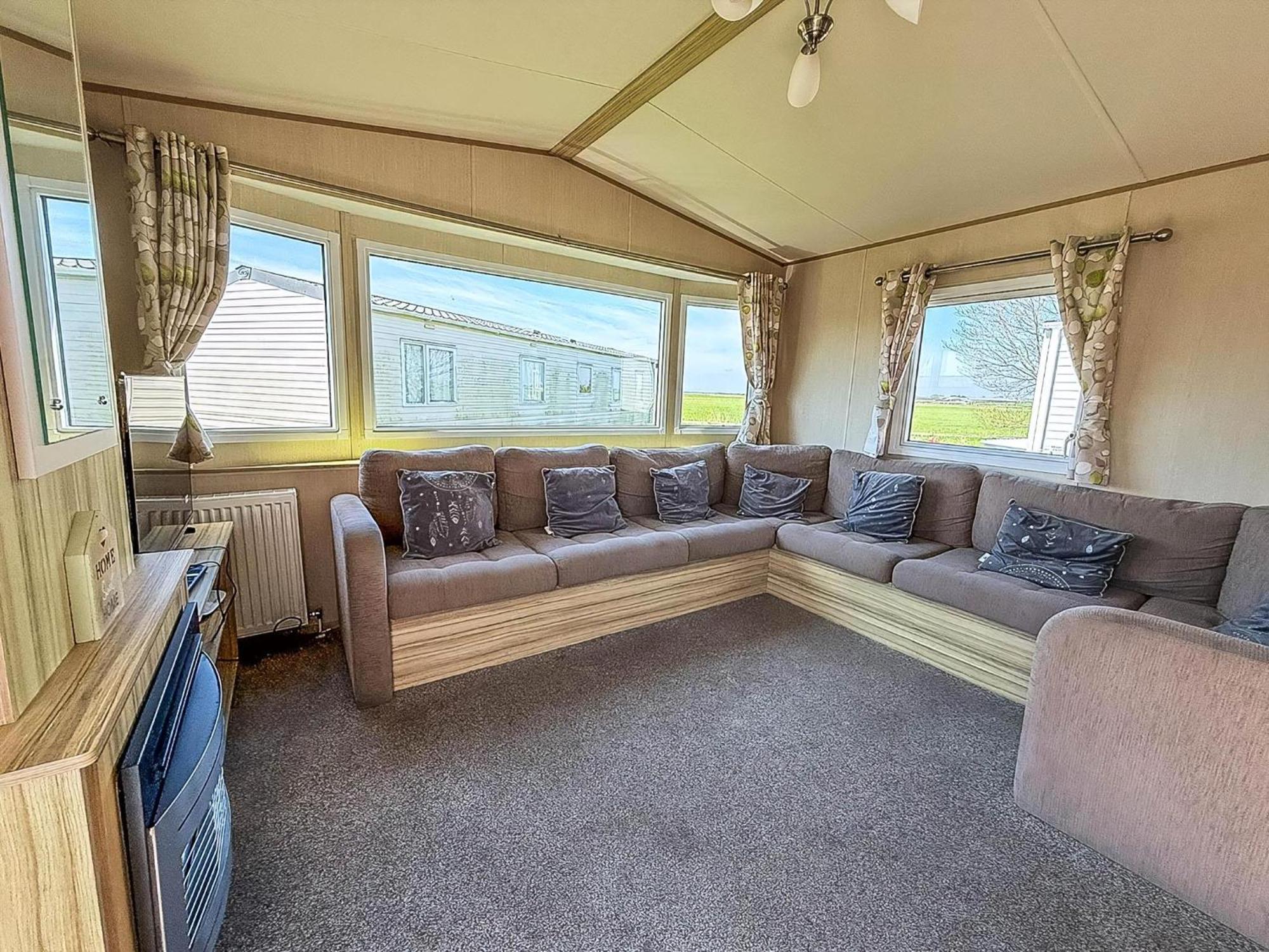 6 Berth Caravan For Hire With Wifi At Seawick Holiday Park In Essex Ref 27025Hv Клактон-он-Сі Екстер'єр фото