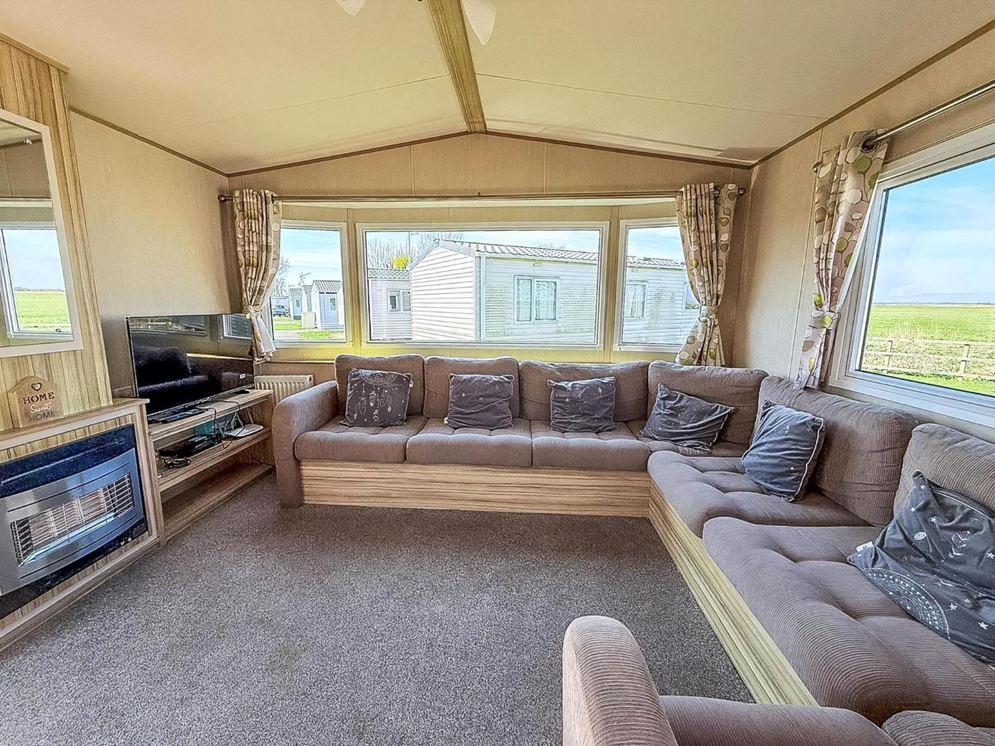 6 Berth Caravan For Hire With Wifi At Seawick Holiday Park In Essex Ref 27025Hv Клактон-он-Сі Екстер'єр фото