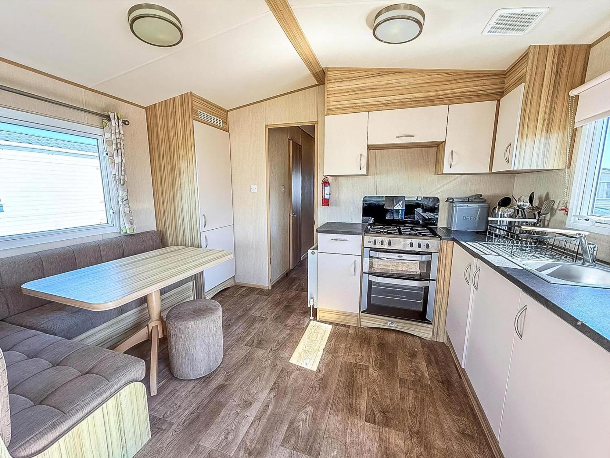 6 Berth Caravan For Hire With Wifi At Seawick Holiday Park In Essex Ref 27025Hv Клактон-он-Сі Екстер'єр фото